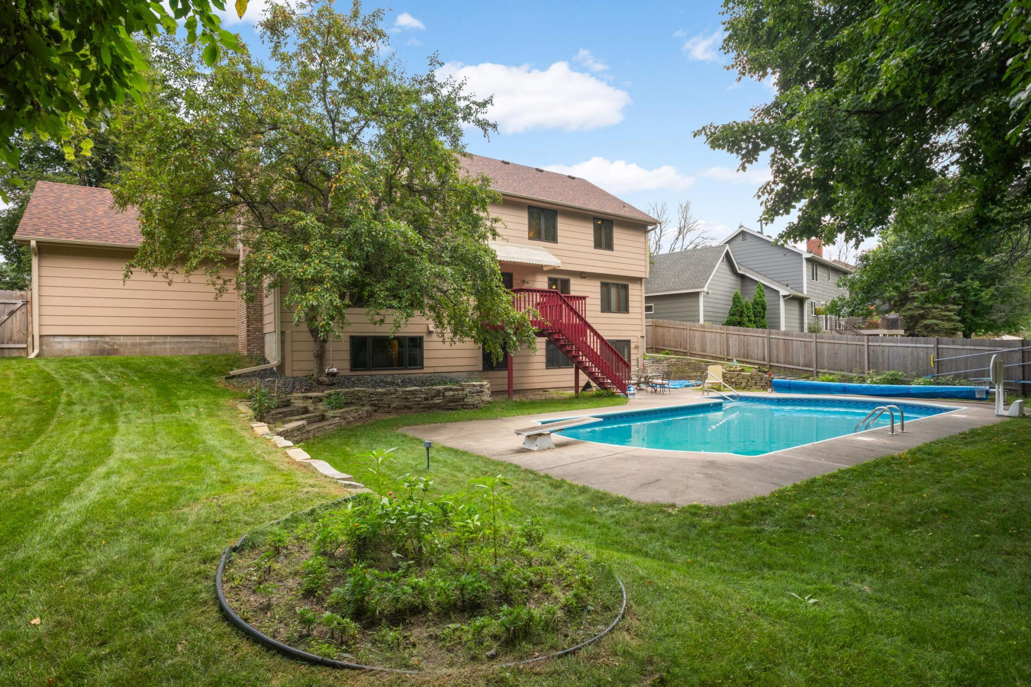 1318 W Royal Oaks Drive