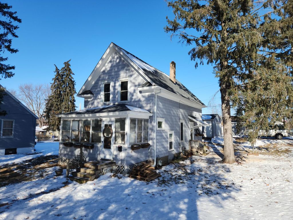 Photo of 1711 4th Street E, Saint Paul, MN 55106 (MLS # 6812326)