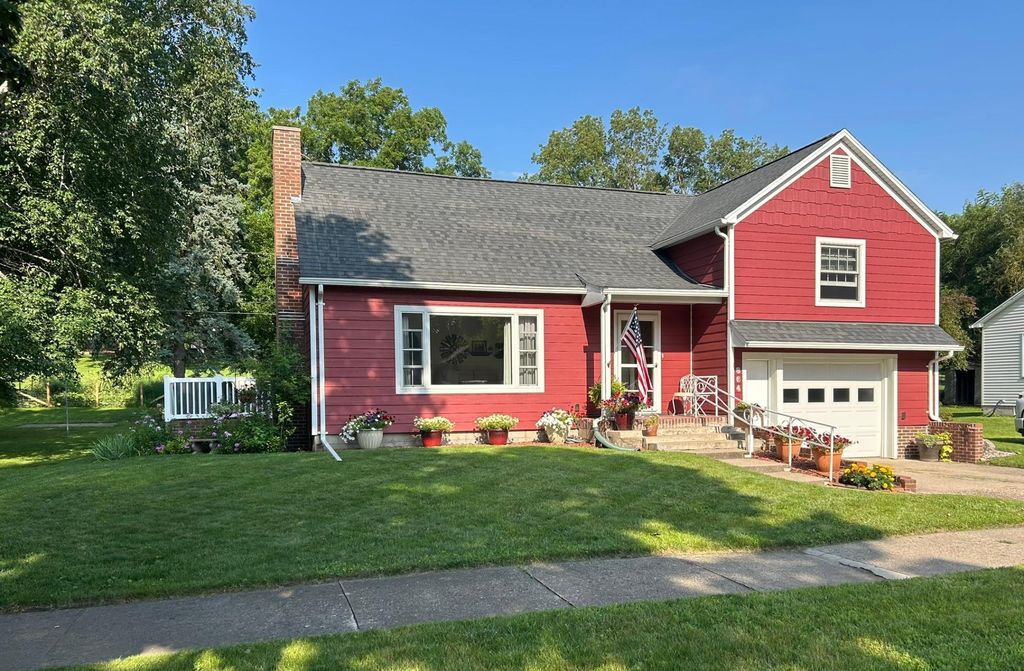 Photo of 864 Redwood Drive, Fairmont, MN 56031 (MLS # 7059923)