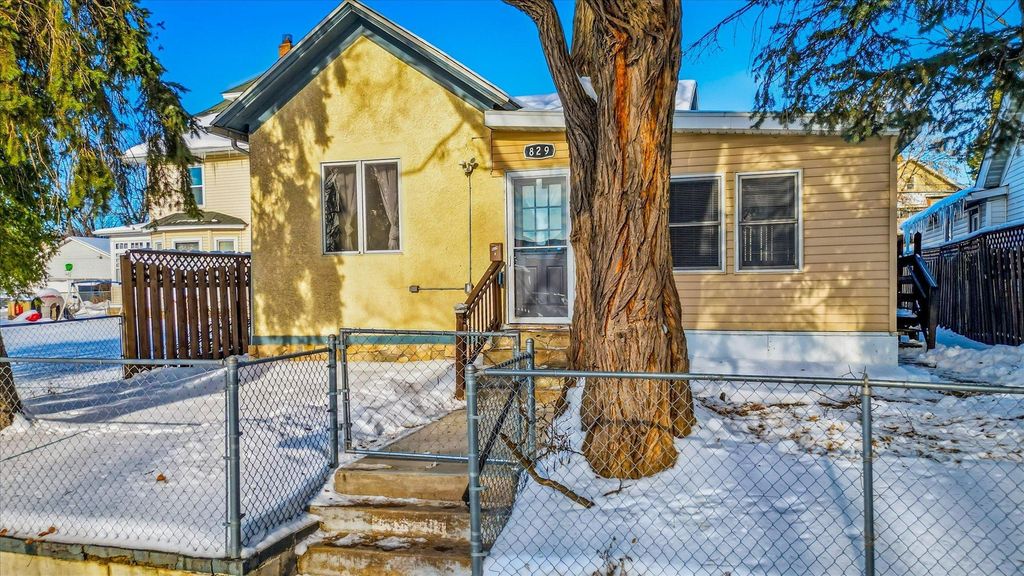 Photo of 829 Lawson Avenue E, Saint Paul, MN 55106 (MLS # 7002185)