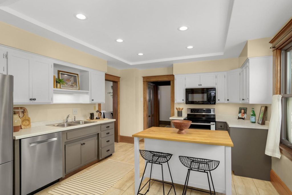 Photo of 440 Hamline Avenue S, Saint Paul, MN 55105 (MLS # 7009291)