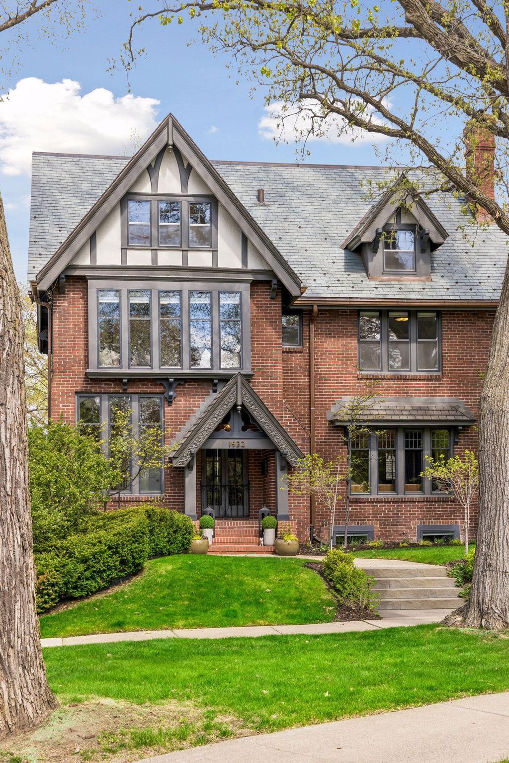 Photo of 1932 Kenwood Parkway, Minneapolis, MN 55405 (MLS # 7072371)