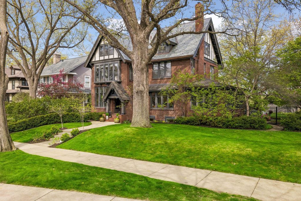 Photo of 1932 Kenwood Parkway, Minneapolis, MN 55405 (MLS # 7072371)