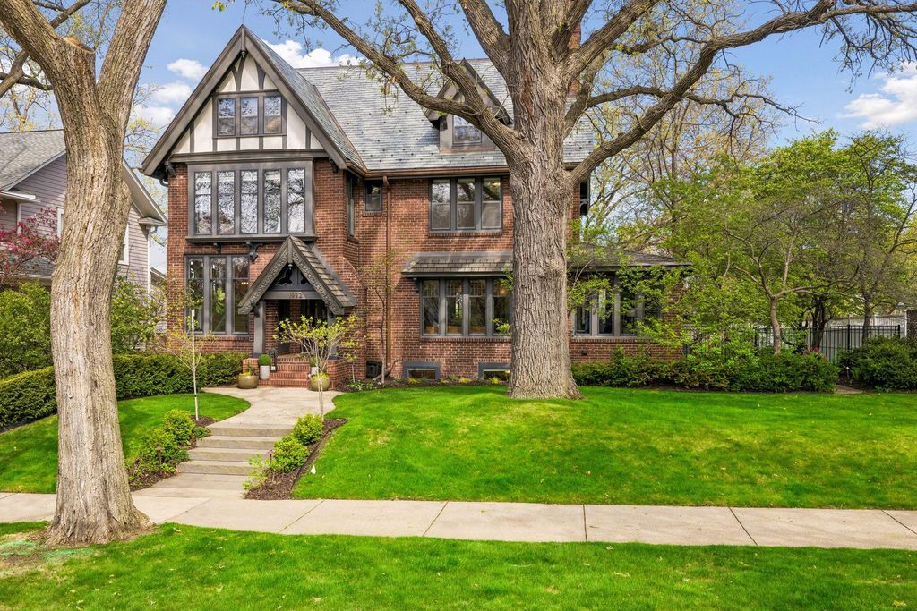 Photo of 1932 Kenwood Parkway, Minneapolis, MN 55405 (MLS # 7072371)