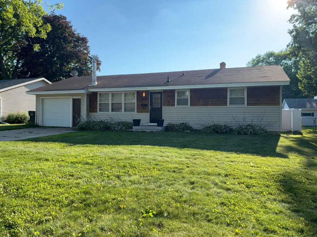 Photo of 924 Fuller Street S, Shakopee, MN 55379 (MLS # 7107831)