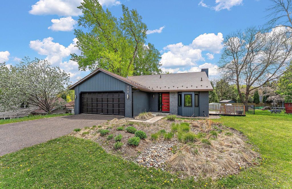 Photo of 986 Demont Avenue E, Maplewood, MN 55109 (MLS # 7074022)