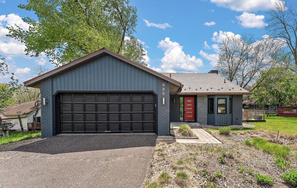 Photo of 986 Demont Avenue E, Maplewood, MN 55109 (MLS # 7074022)