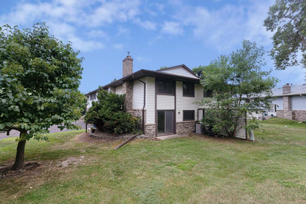 Photo of 6570 Upper 35th Street N, Oakdale, MN 55128 (MLS # 7127969)