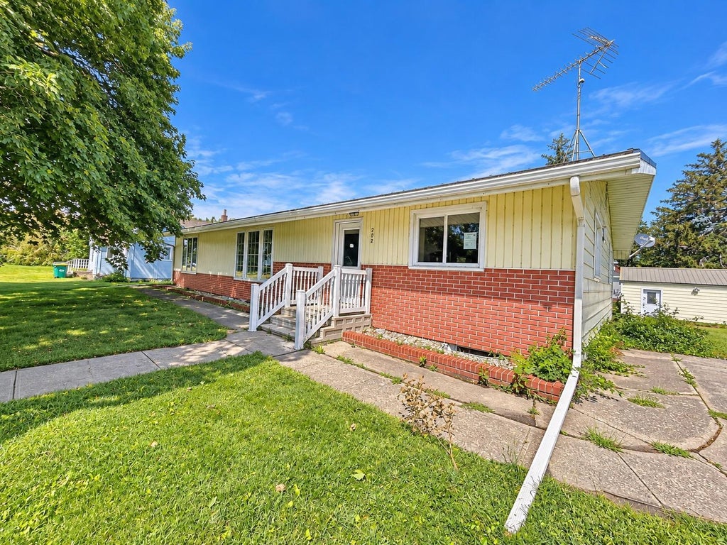 Photo of 202 W Main Street, Ceylon, MN 56121 (MLS # 7145348)