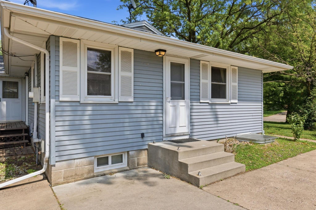Photo of 821 Sterling Street N, Maplewood, MN 55119 (MLS # 7151452)