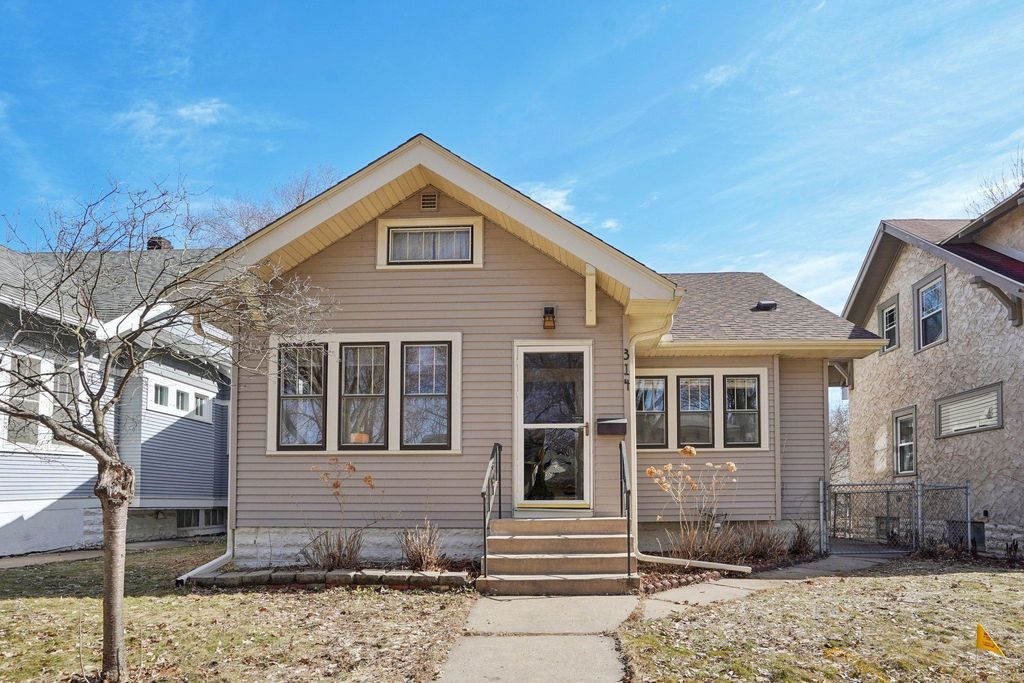 Photo of 314 Saratoga Street S, Saint Paul, MN 55105 (MLS # 7030623)