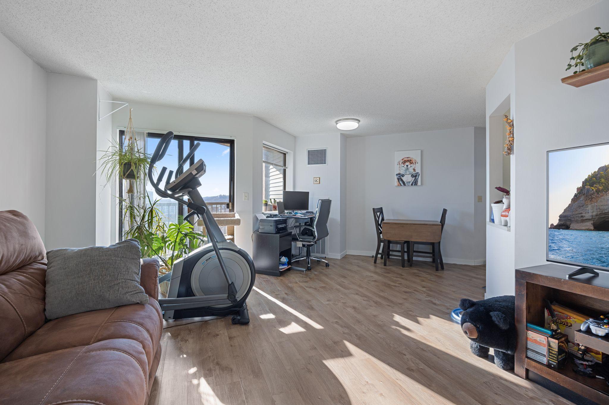 78 10th Street E 1502