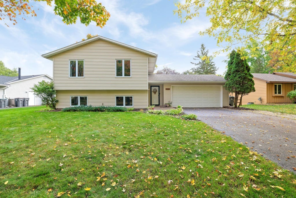 Photo of 10359 Huntington Drive, Eden Prairie, MN 55347 (MLS # 7114307)
