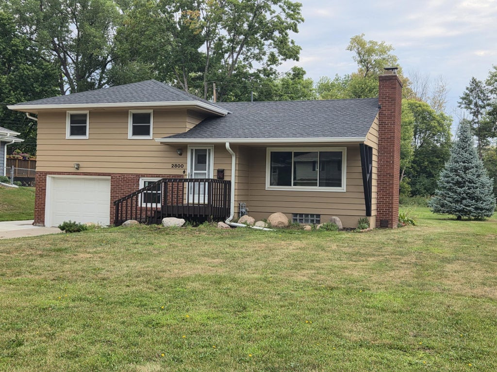 Photo of 2800 Quebec Avenue N, New Hope, MN 55427 (MLS # 7129734)