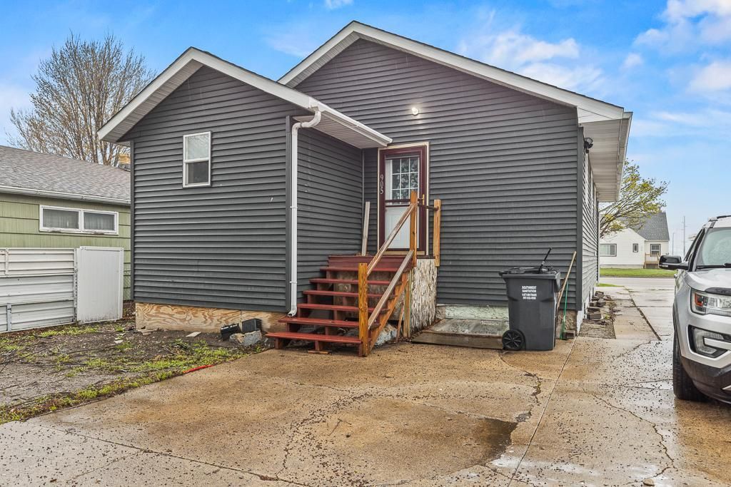 Photo of 905 W Main Street, Marshall, MN 56258 (MLS # 7006500)