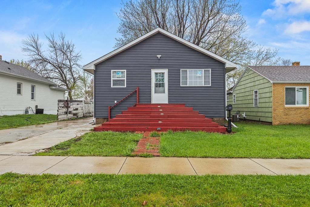 Photo of 905 W Main Street, Marshall, MN 56258 (MLS # 7006500)