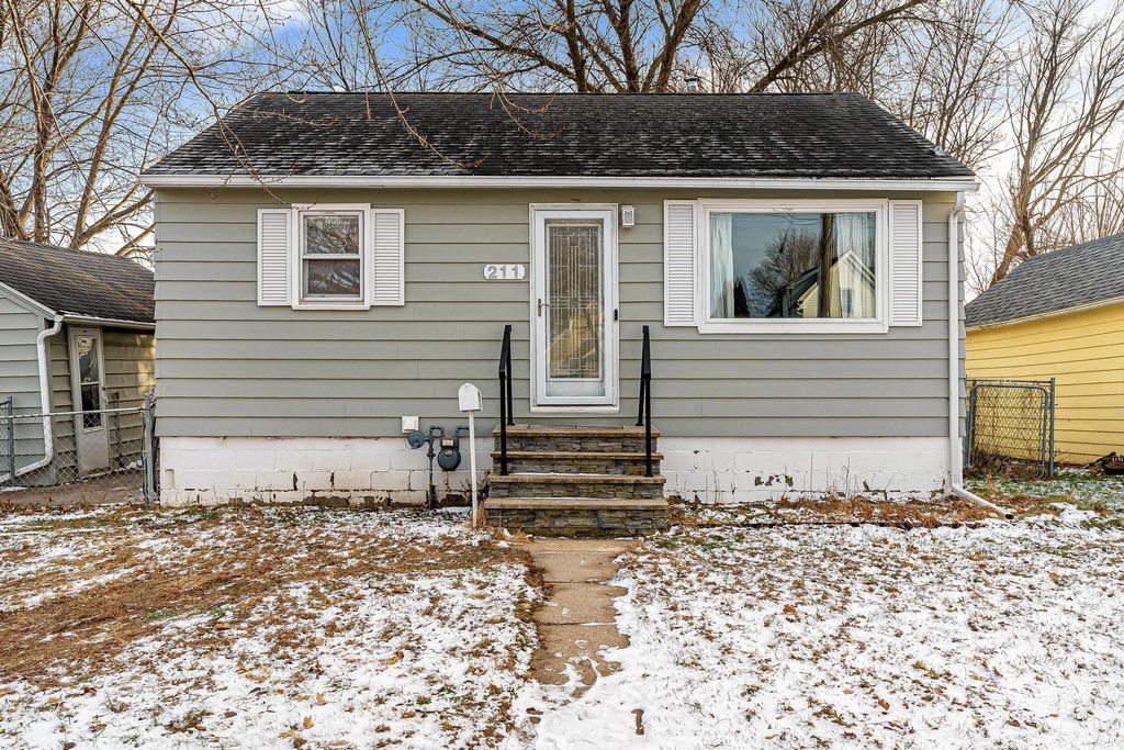 Photo of 211 12th Avenue SW, Austin, MN 55912 (MLS # 6822304)
