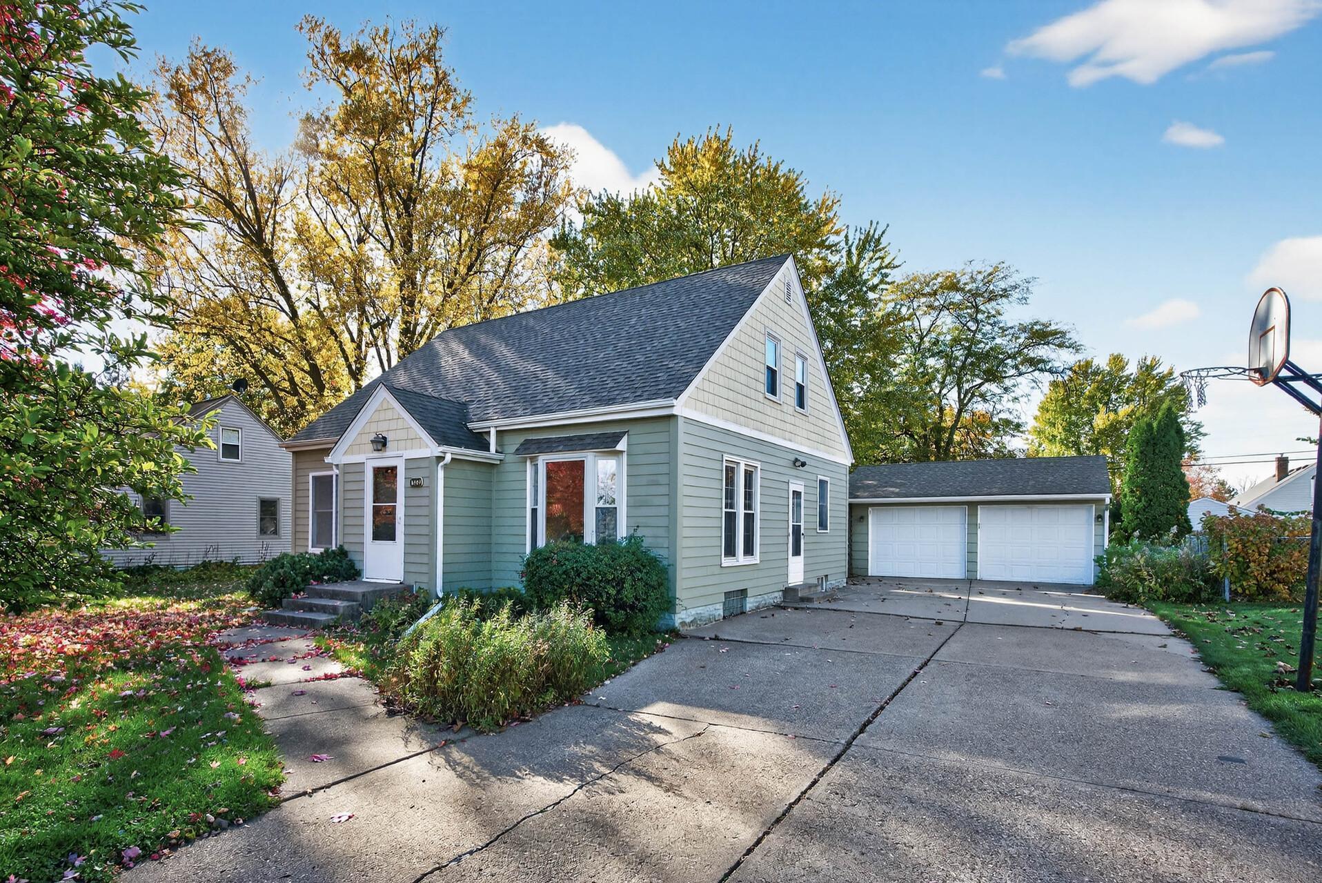 1049 Sterling Street N