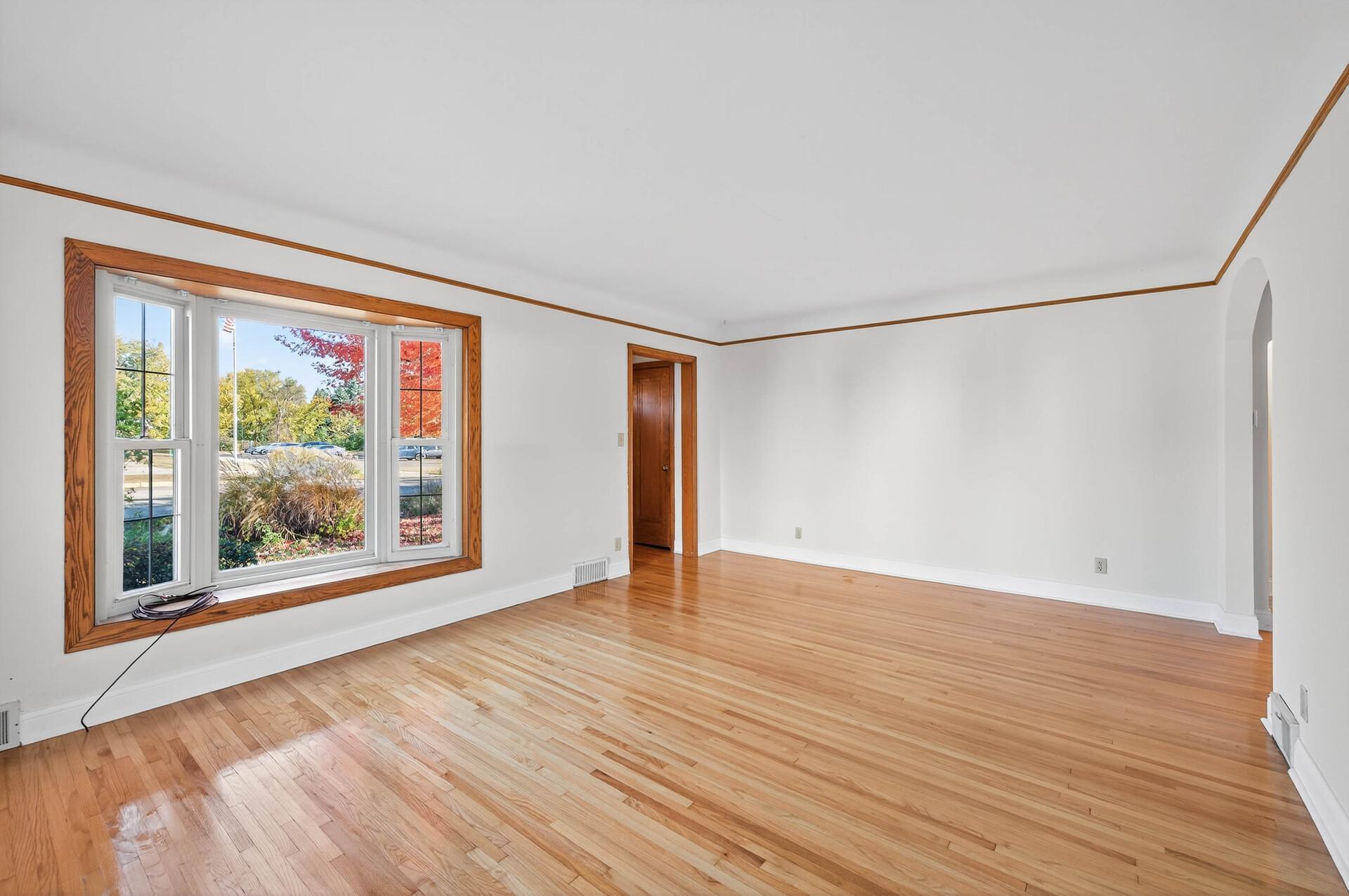 1049 Sterling Street N