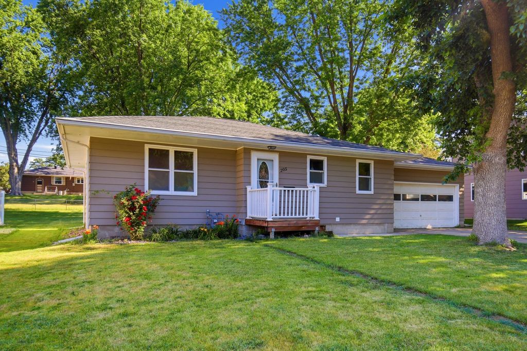 Photo of 205 Burr Oak Drive, Albert Lea, MN 56007 (MLS # 7099734)