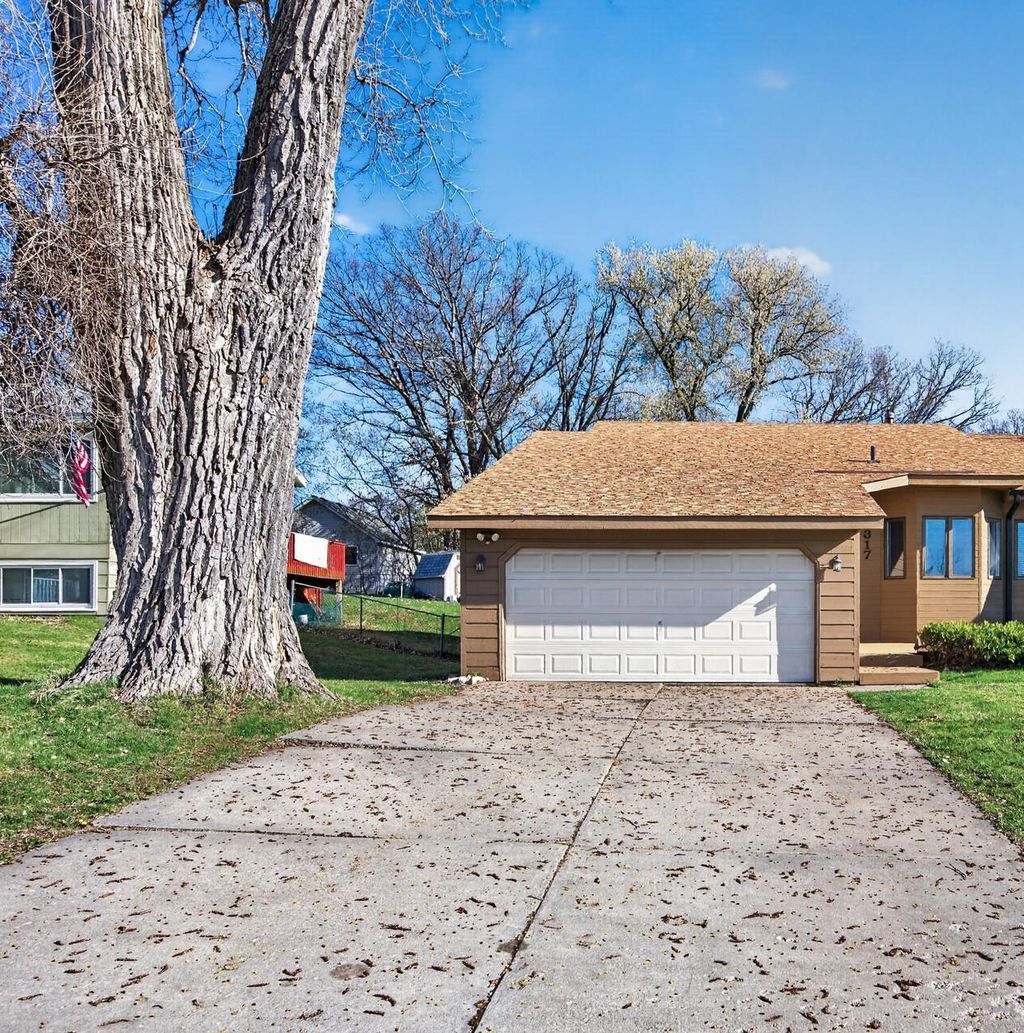 Photo of 2317 Montana Avenue E, Maplewood, MN 55119 (MLS # 7051883)