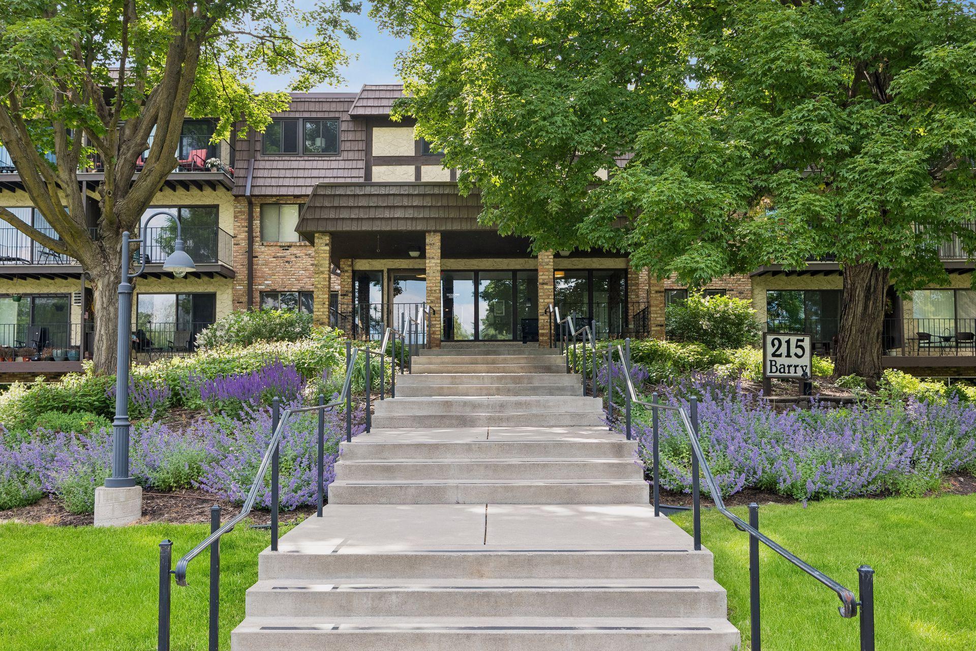 215 Barry Avenue S 218