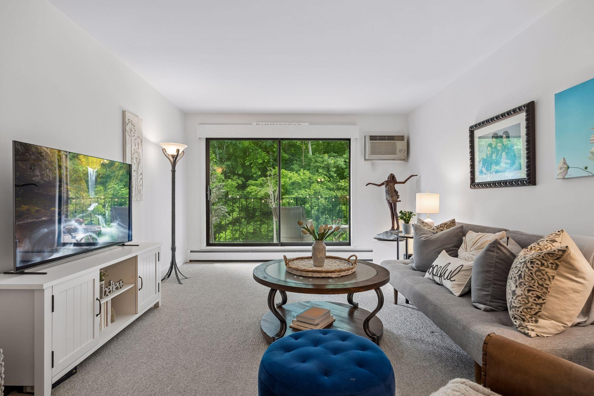 215 Barry Avenue S 218