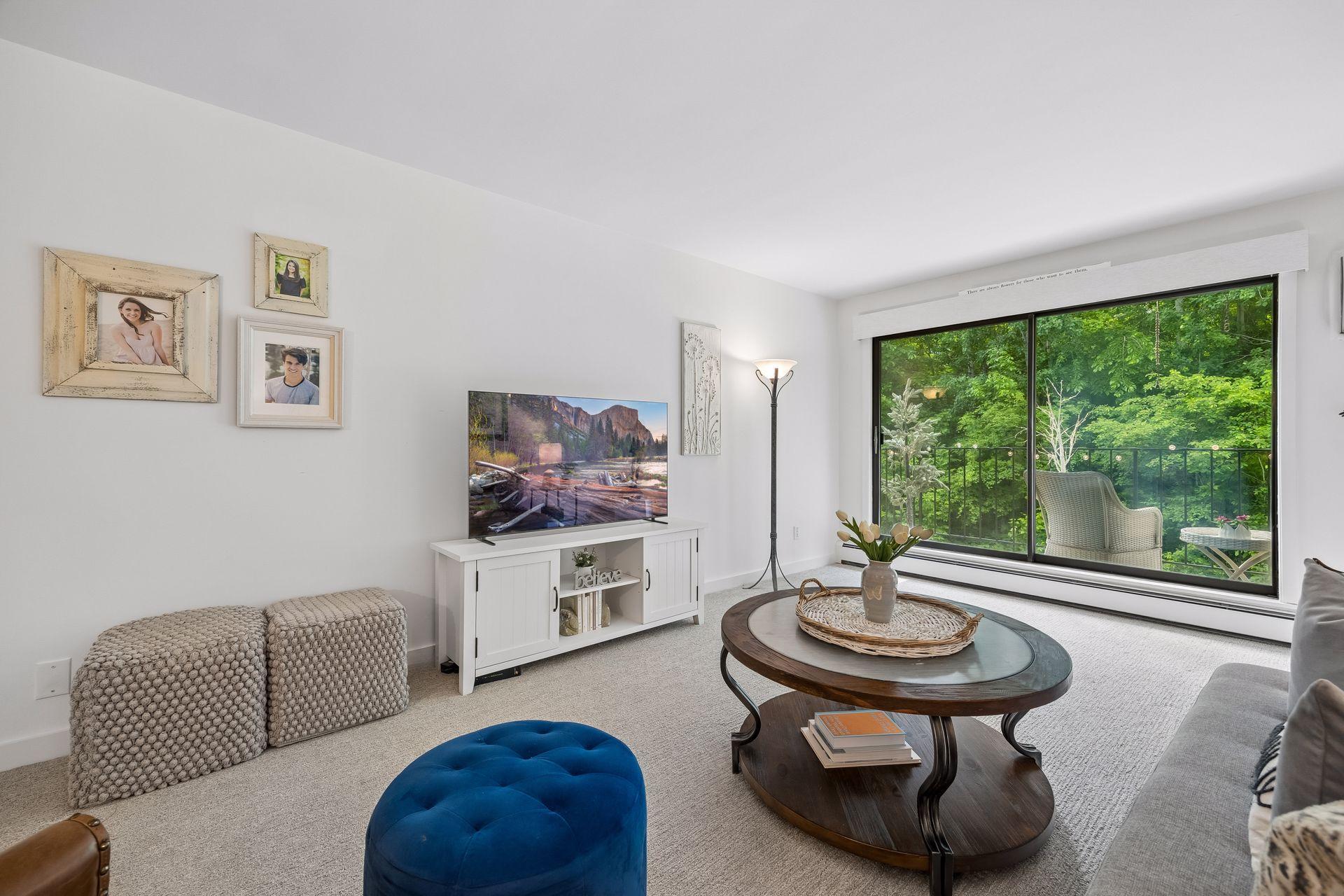 215 Barry Avenue S 218