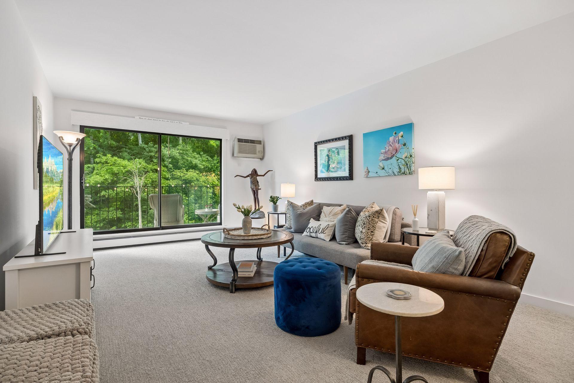 215 Barry Avenue S 218