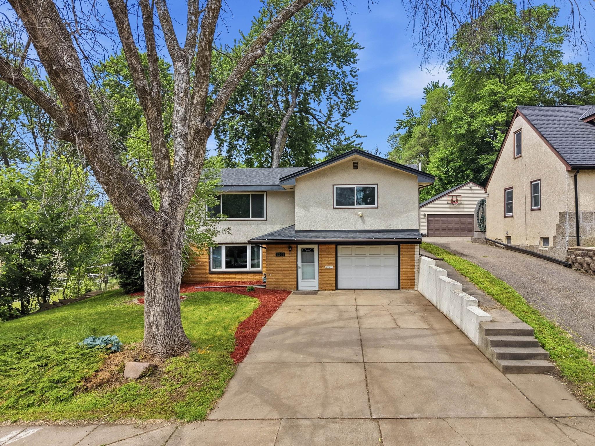 1201 44th Avenue NE