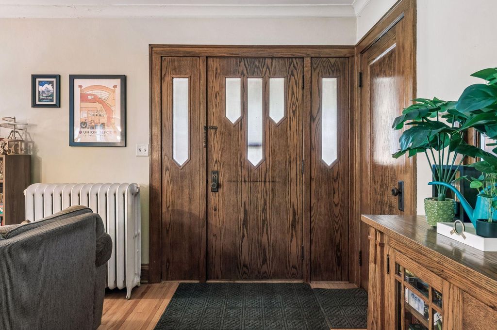 Photo of 629 Lexington Parkway N, Saint Paul, MN 55104 (MLS # 7104108)