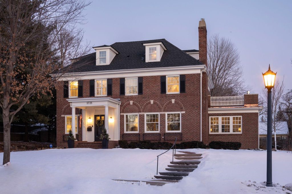 Photo of 1725 Knox Avenue S, Minneapolis, MN 55403 (MLS # 6734999)