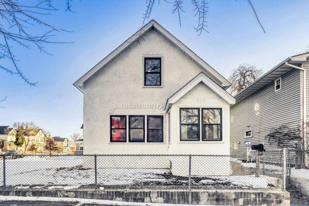 Photo of 924 Farrington Street, Saint Paul, MN 55117 (MLS # 7014243)