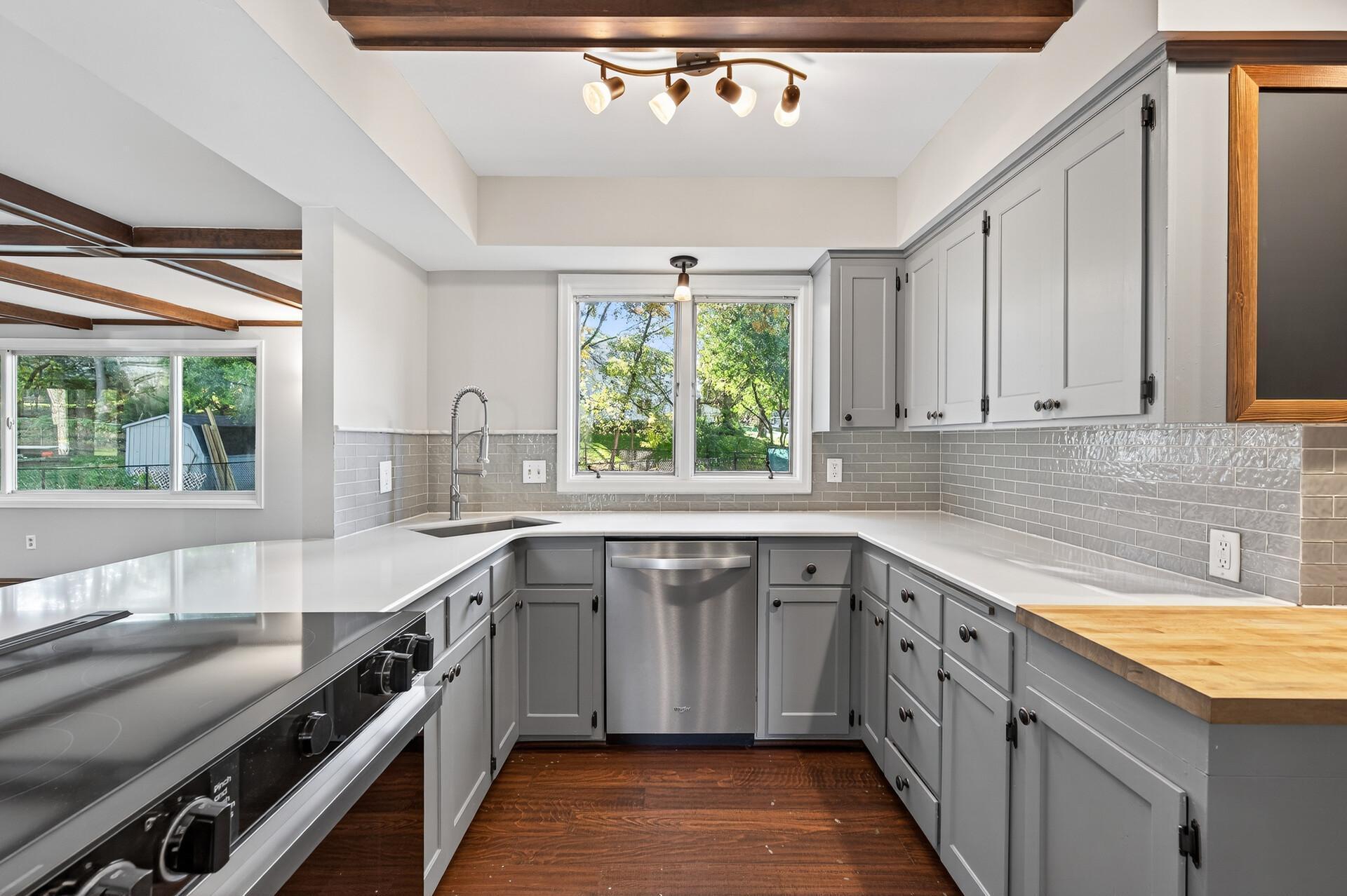1009 Knob Hill Road