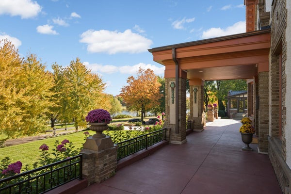 2224 W LAKE OF THE ISLES PKWY, MINNEAPOLIS, MN 55405 - Image c5afad7e5d7fee0b0b8b3146cc7dd80f/3289582459