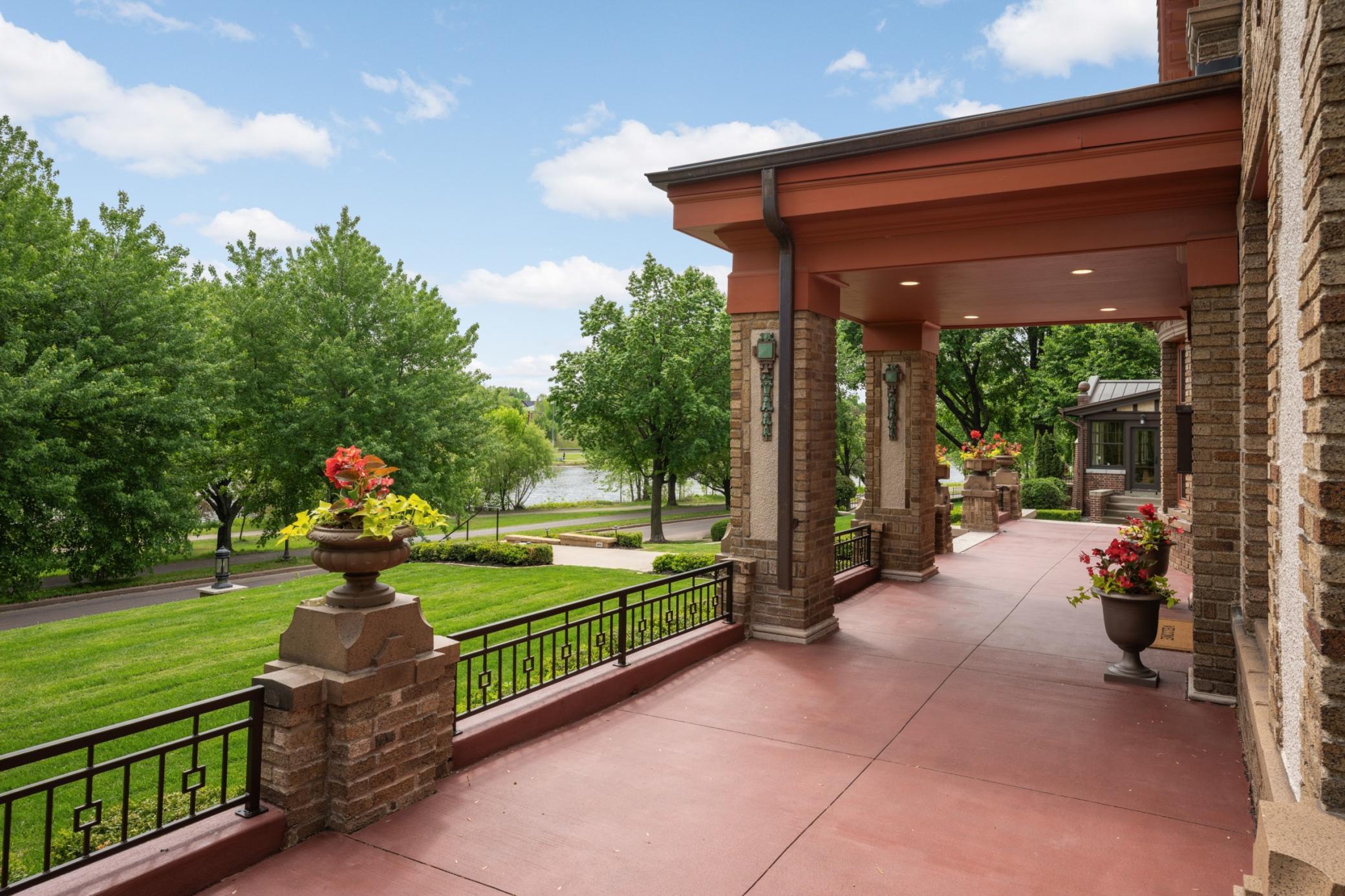2224 W Lake Of The Isles Parkway