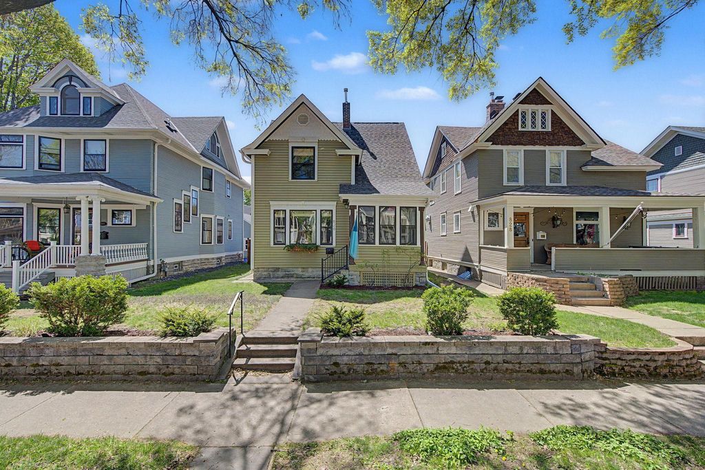 Photo of 826 Ashland Avenue, Saint Paul, MN 55104 (MLS # 7068932)