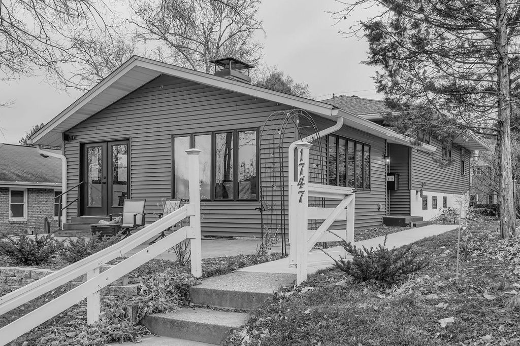 Photo of 1747 Ford Parkway, Saint Paul, MN 55116 (MLS # 7013168)