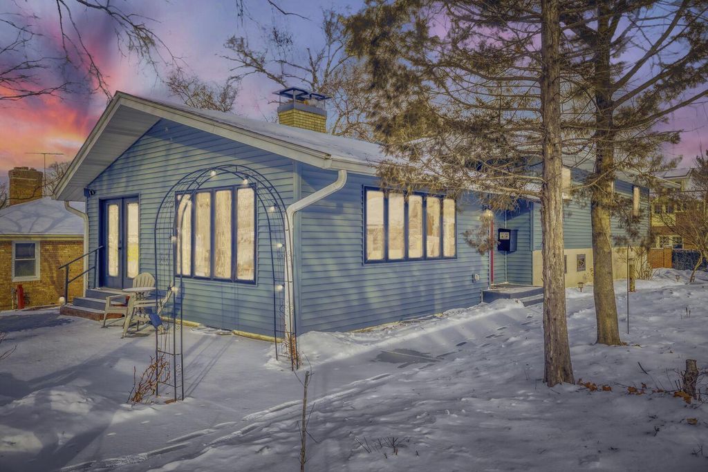 Photo of 1747 Ford Parkway, Saint Paul, MN 55116 (MLS # 7013168)