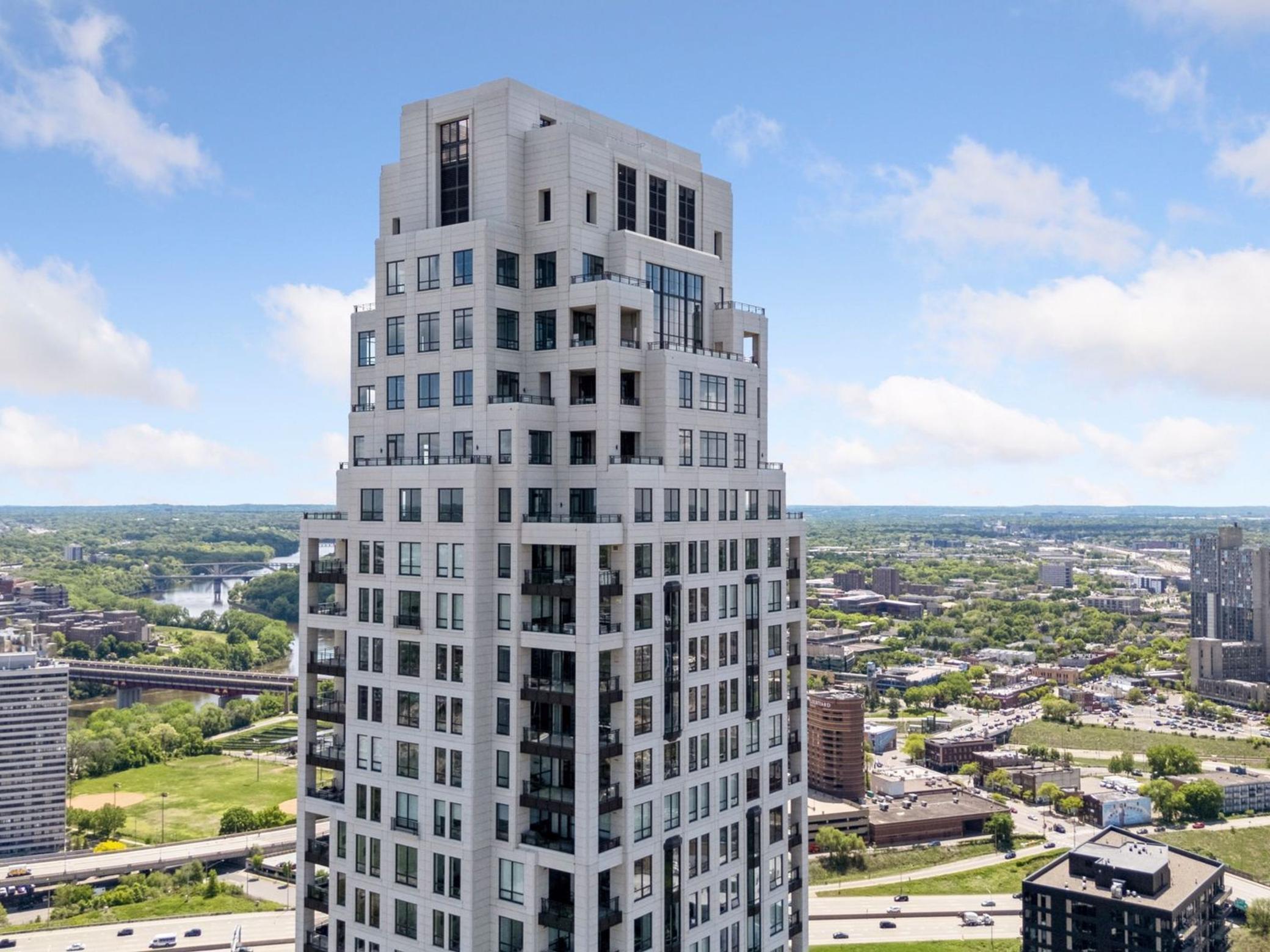 1111 W River Parkway 33A