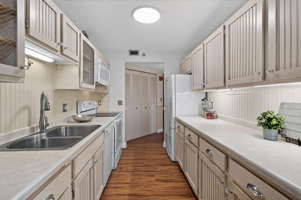 Photo of 6615 Lake Shore Drive S #304, Richfield, MN 55423 (MLS # 7094173)