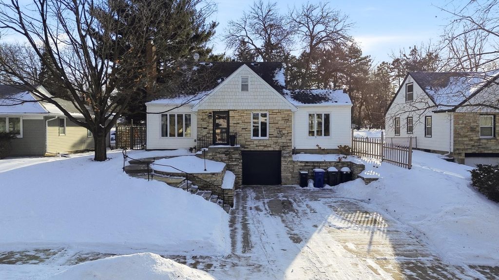 Photo of 1866 Yorkshire Avenue, Saint Paul, MN 55116 (MLS # 7007491)