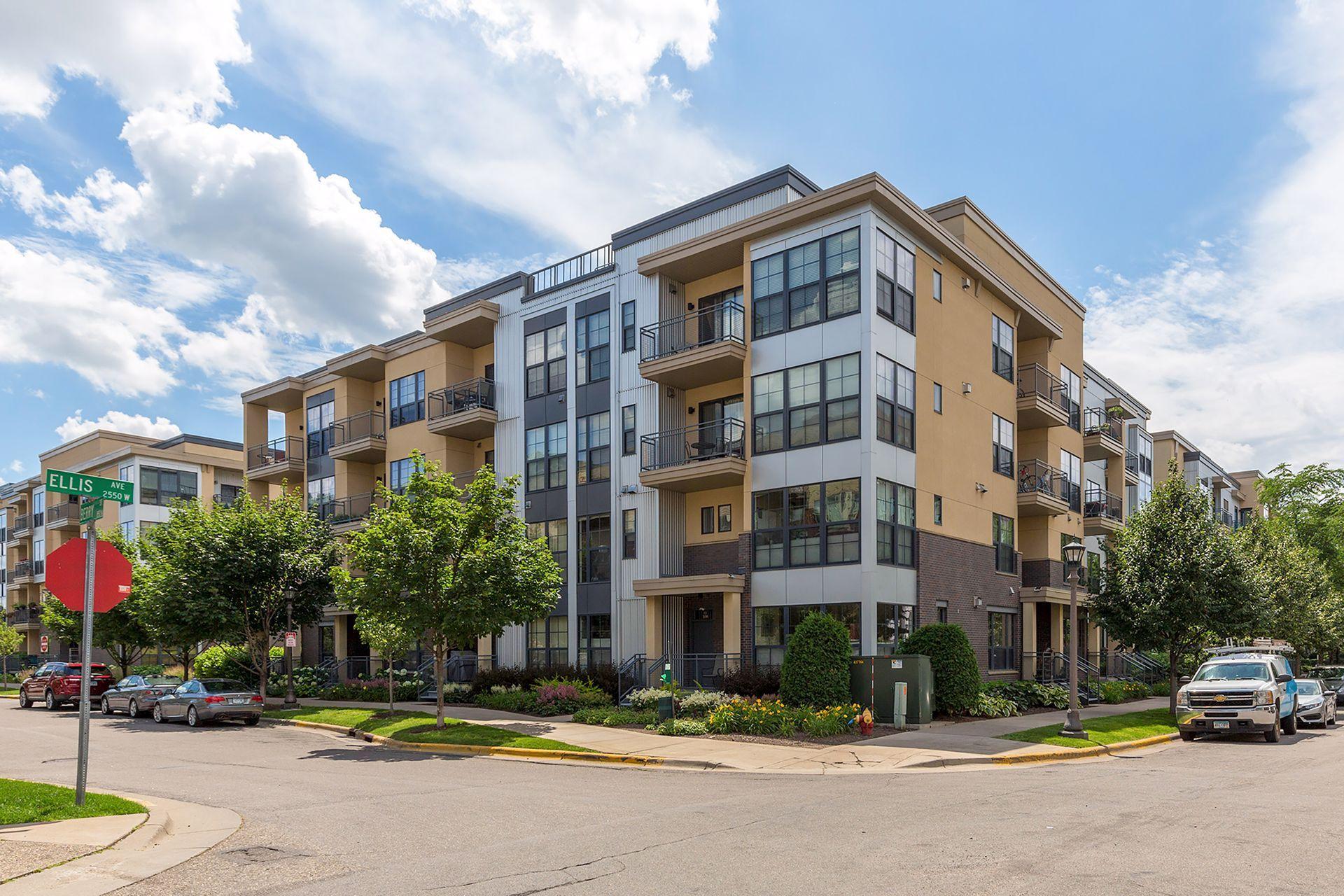 2566 Ellis Avenue 404