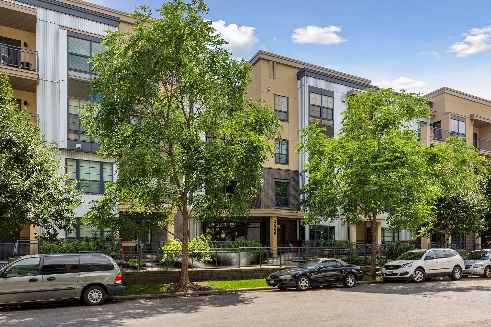 2566 Ellis Avenue 404