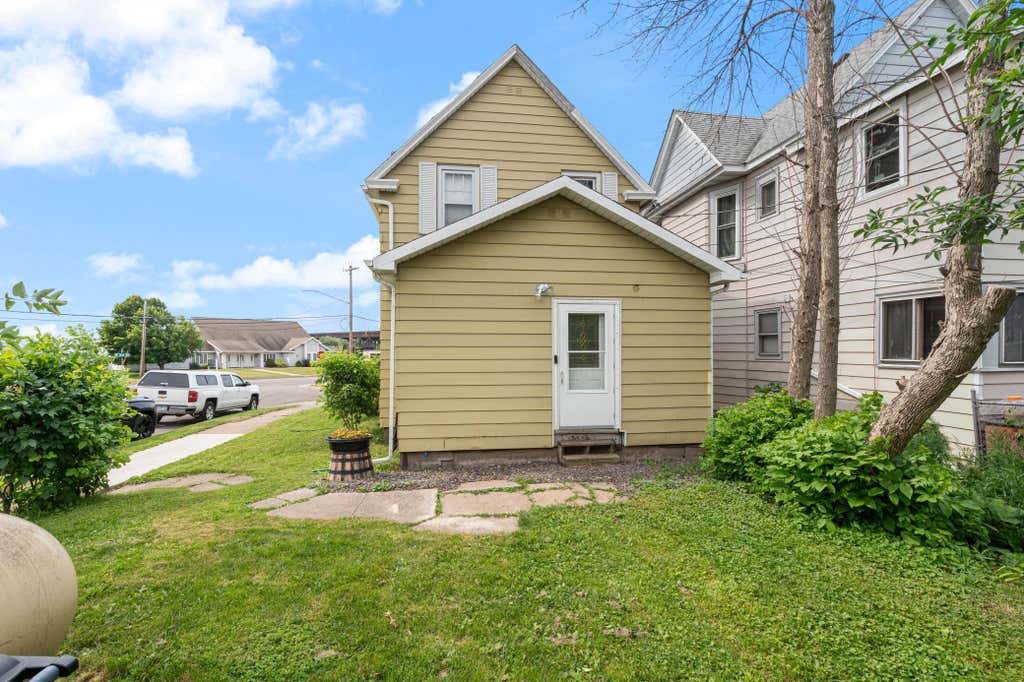 Photo of 3201 Chestnut Street, Duluth, MN 55806 (MLS # 7115869)