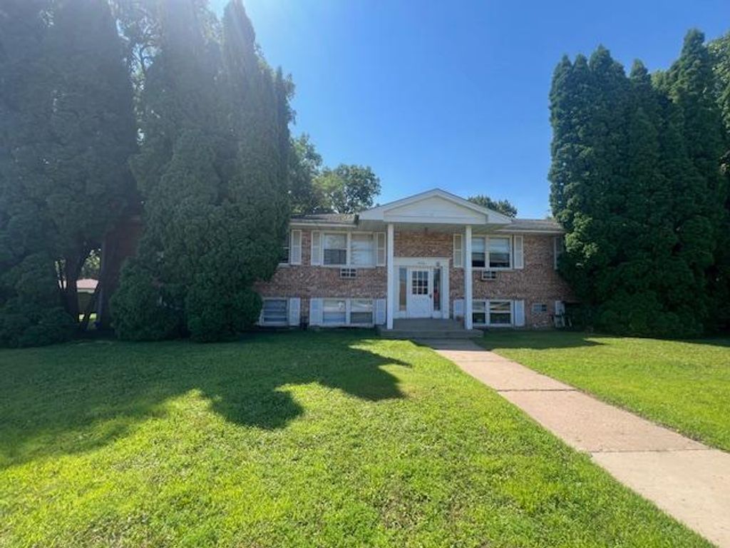 Photo of 1426 Frost Avenue, Maplewood, MN 55109 (MLS # 7008748)