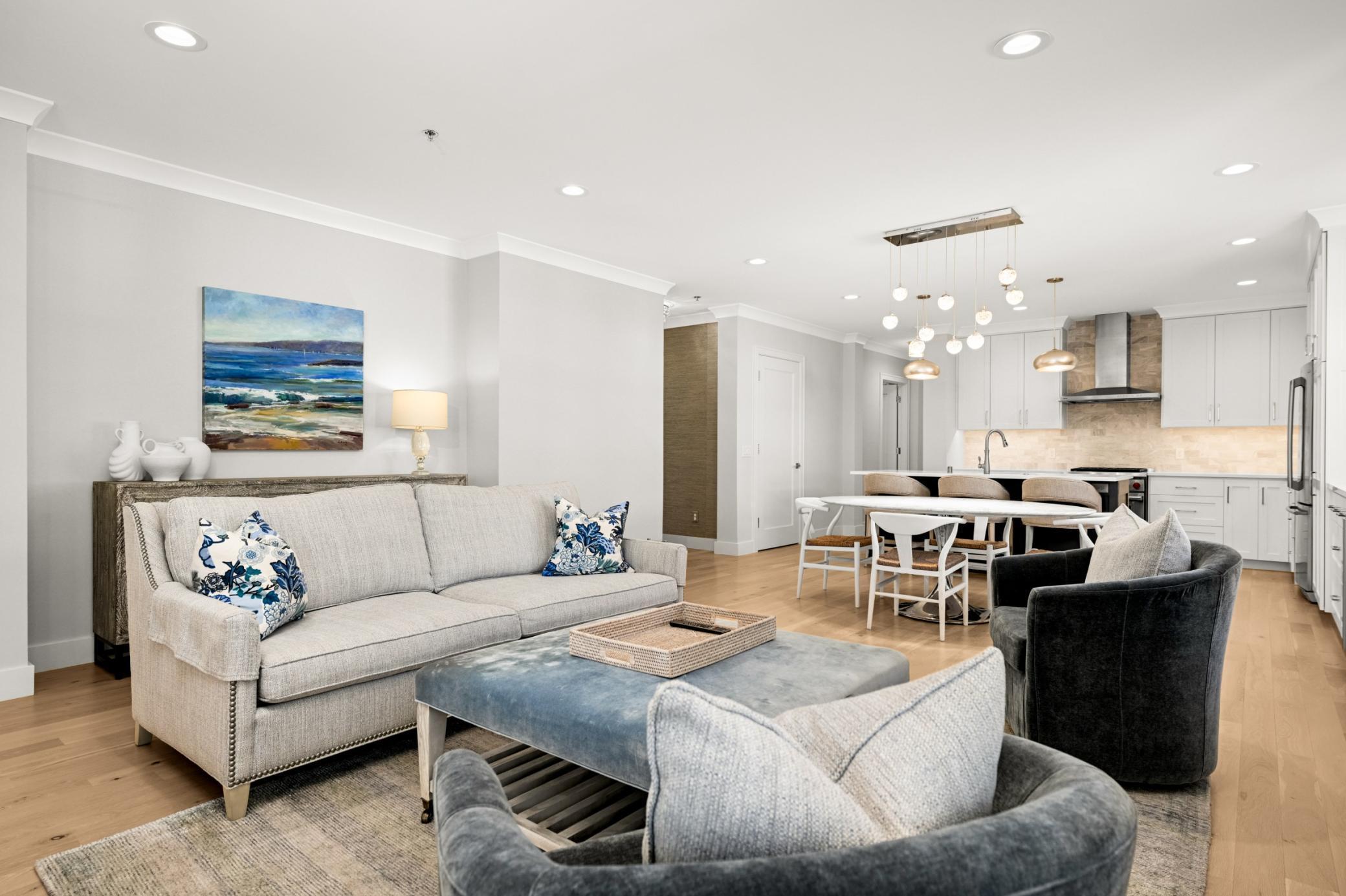 6128 Kellogg Avenue 201B