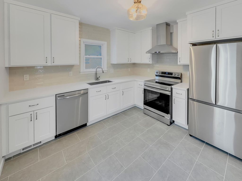 Photo of 1147 Hoyt Avenue W, Saint Paul, MN 55108 (MLS # 7005678)