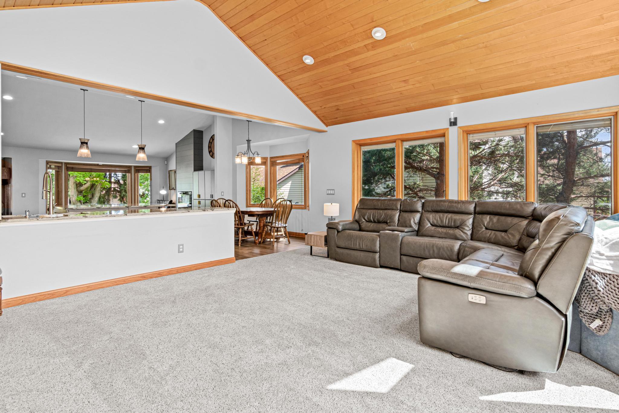 1570 Lakeview Curve
