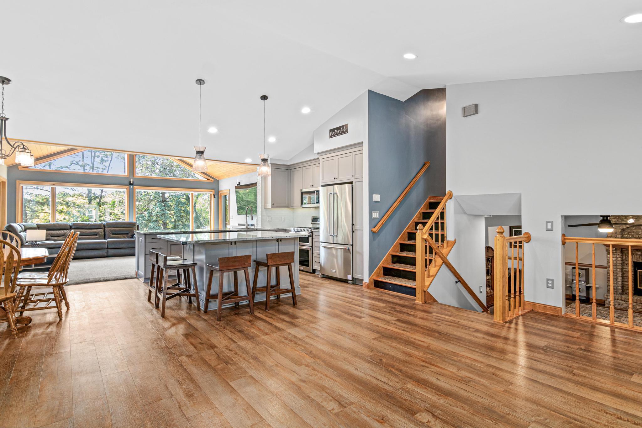 1570 Lakeview Curve